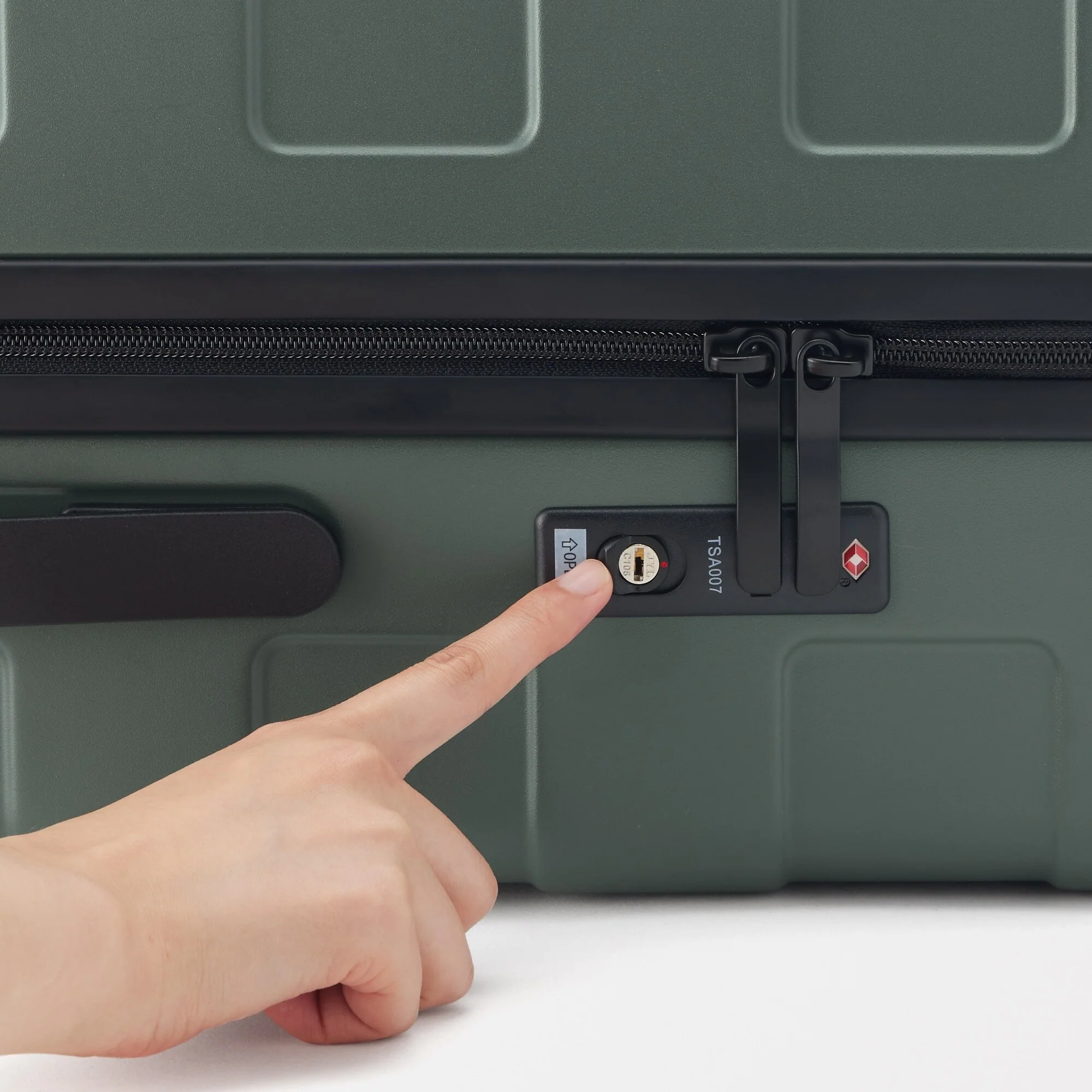 Adjustable Handle Hard Shell Suitcase 75L | Check-In - Image 10