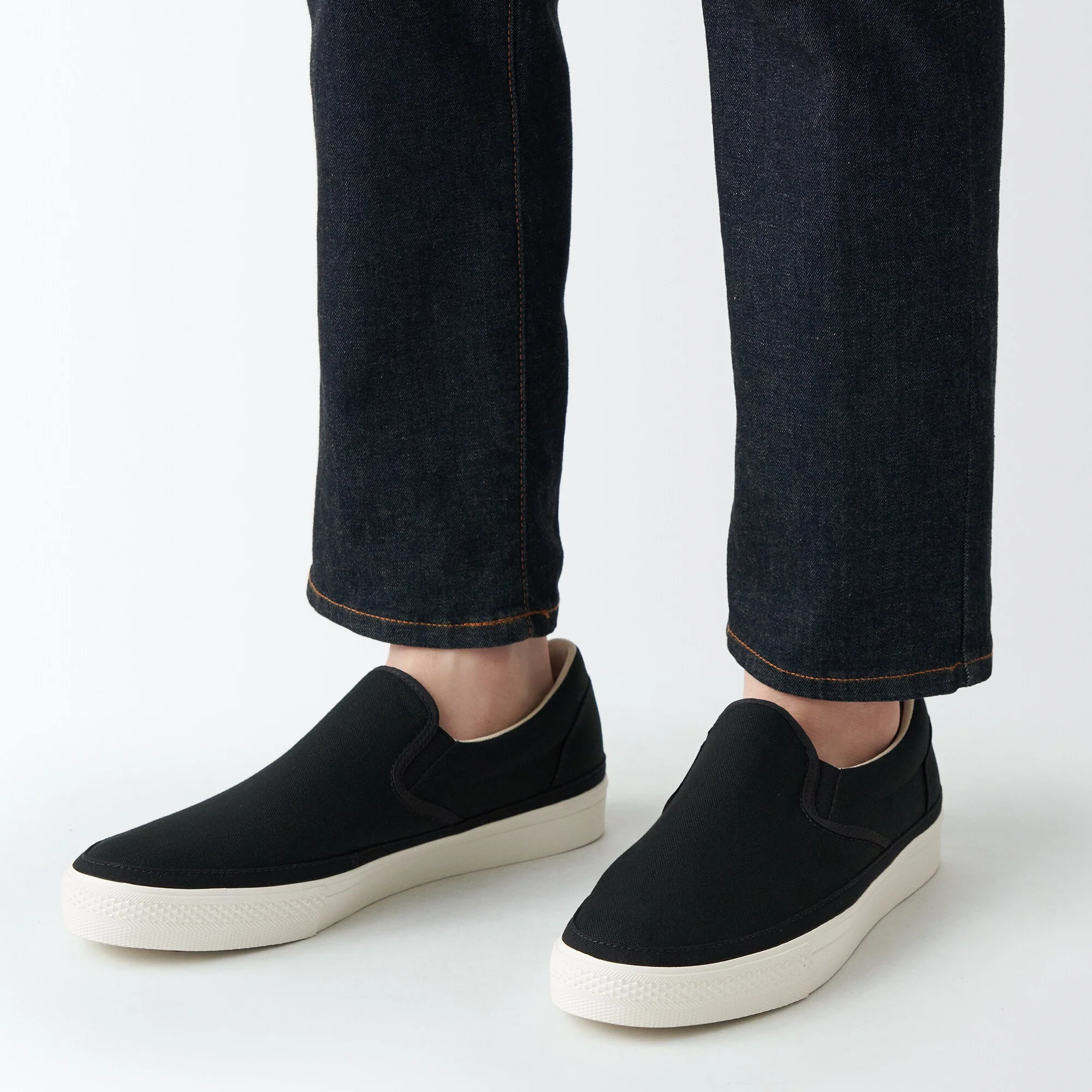 Less Tiring Slip-On Sneakers Black