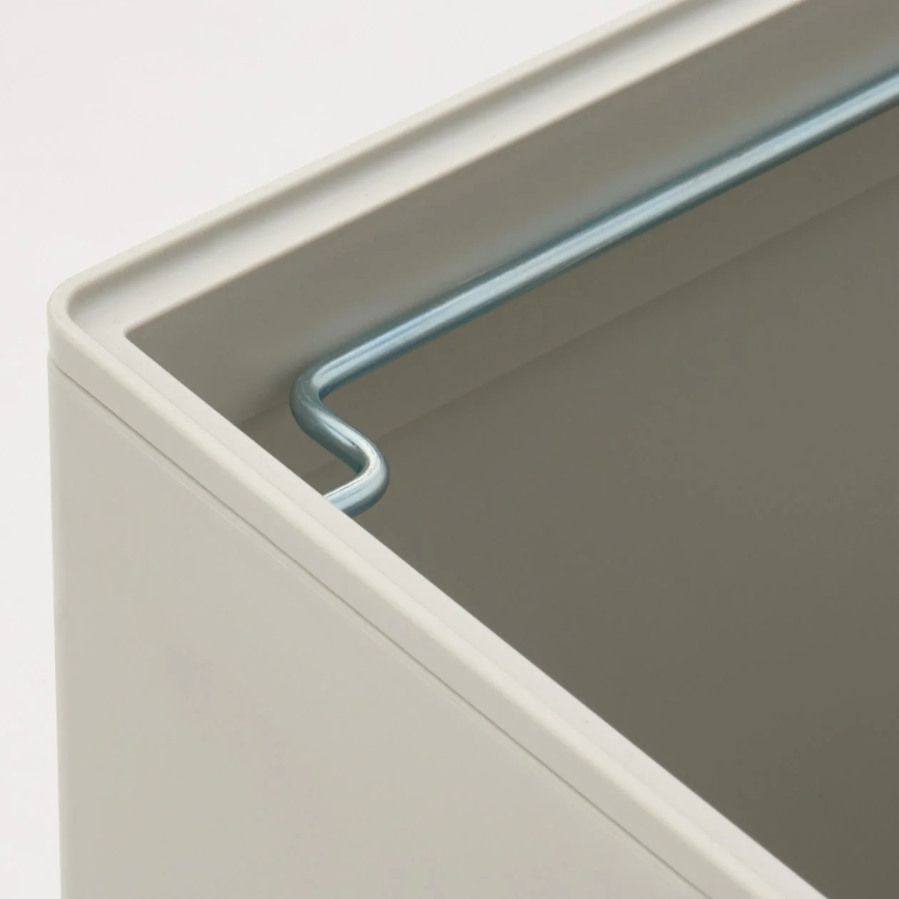 Polypropylene Dust Bin with Lid -  11 L - Image 3