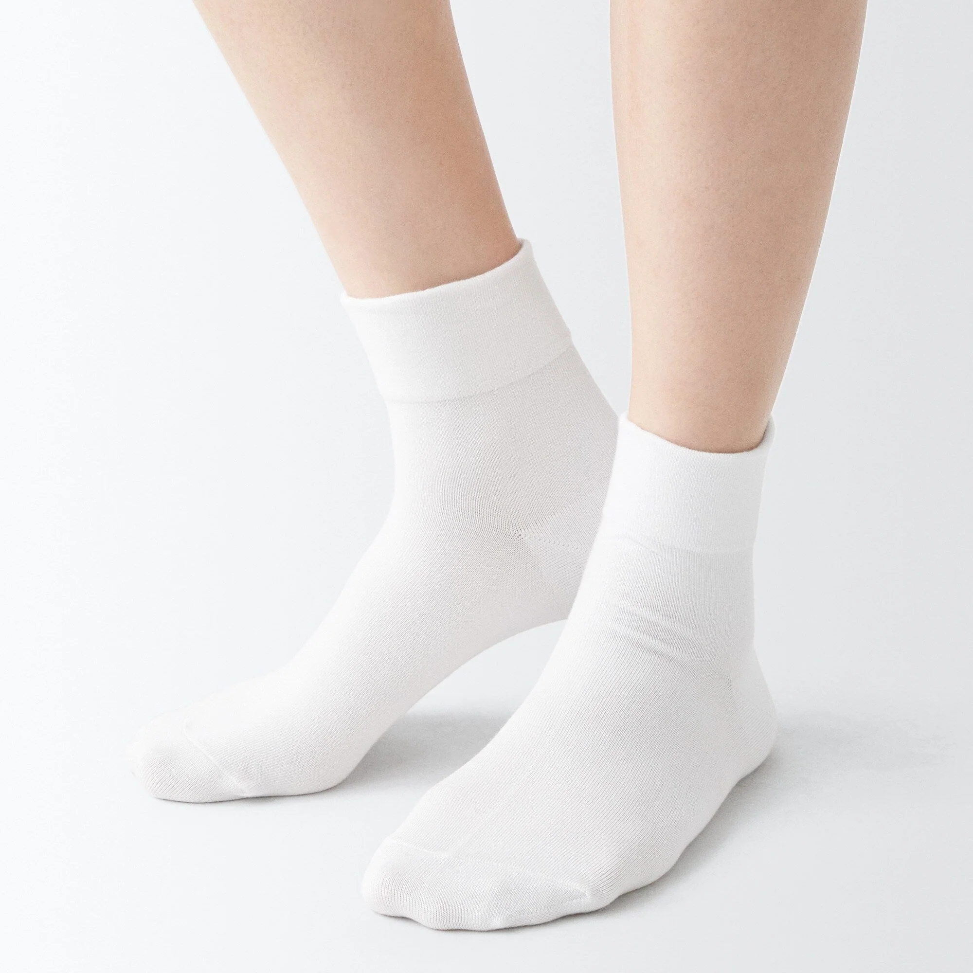 Right Angle Loose Top Short Socks - Image 4