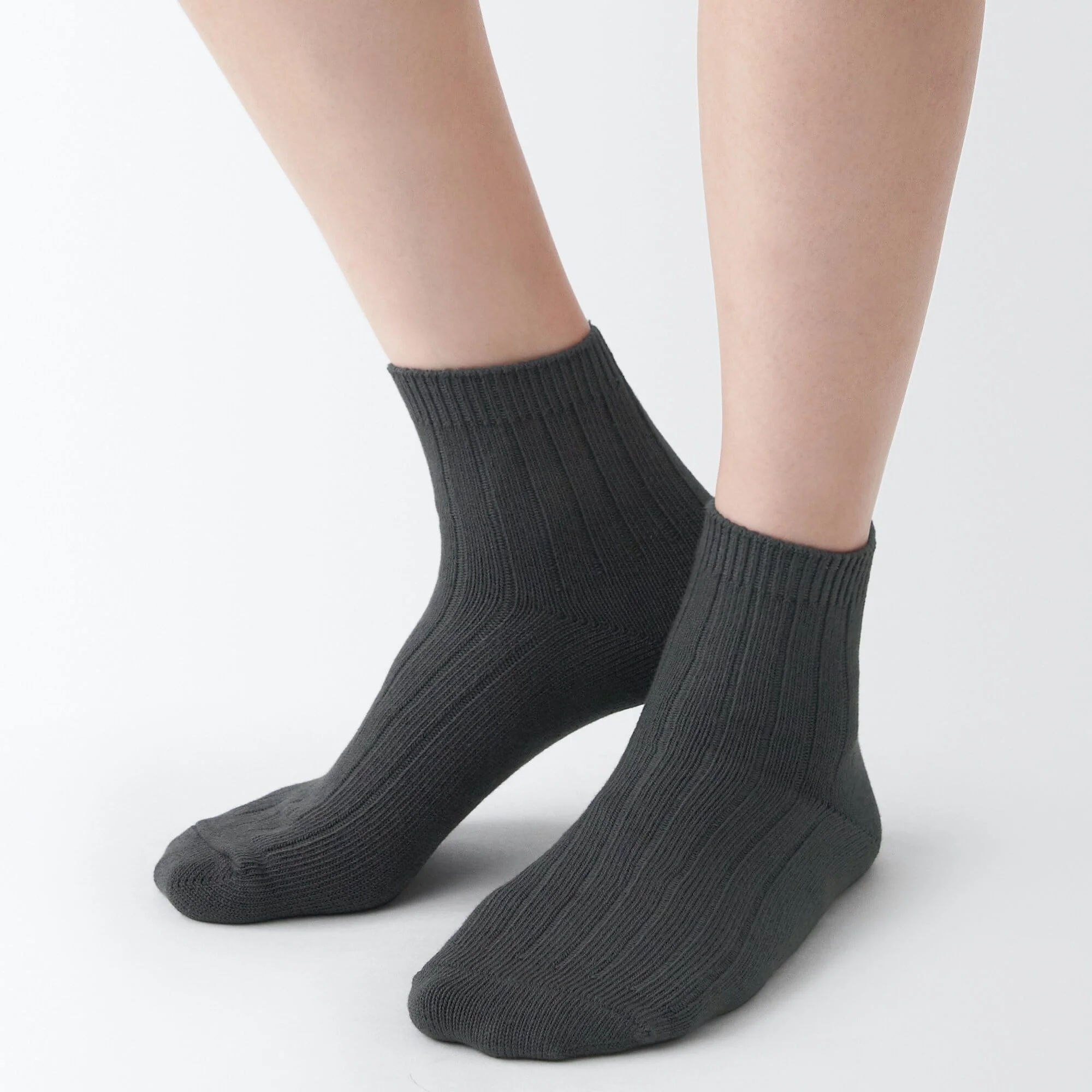 Right Angle Ribbed Short Socks - Image 2