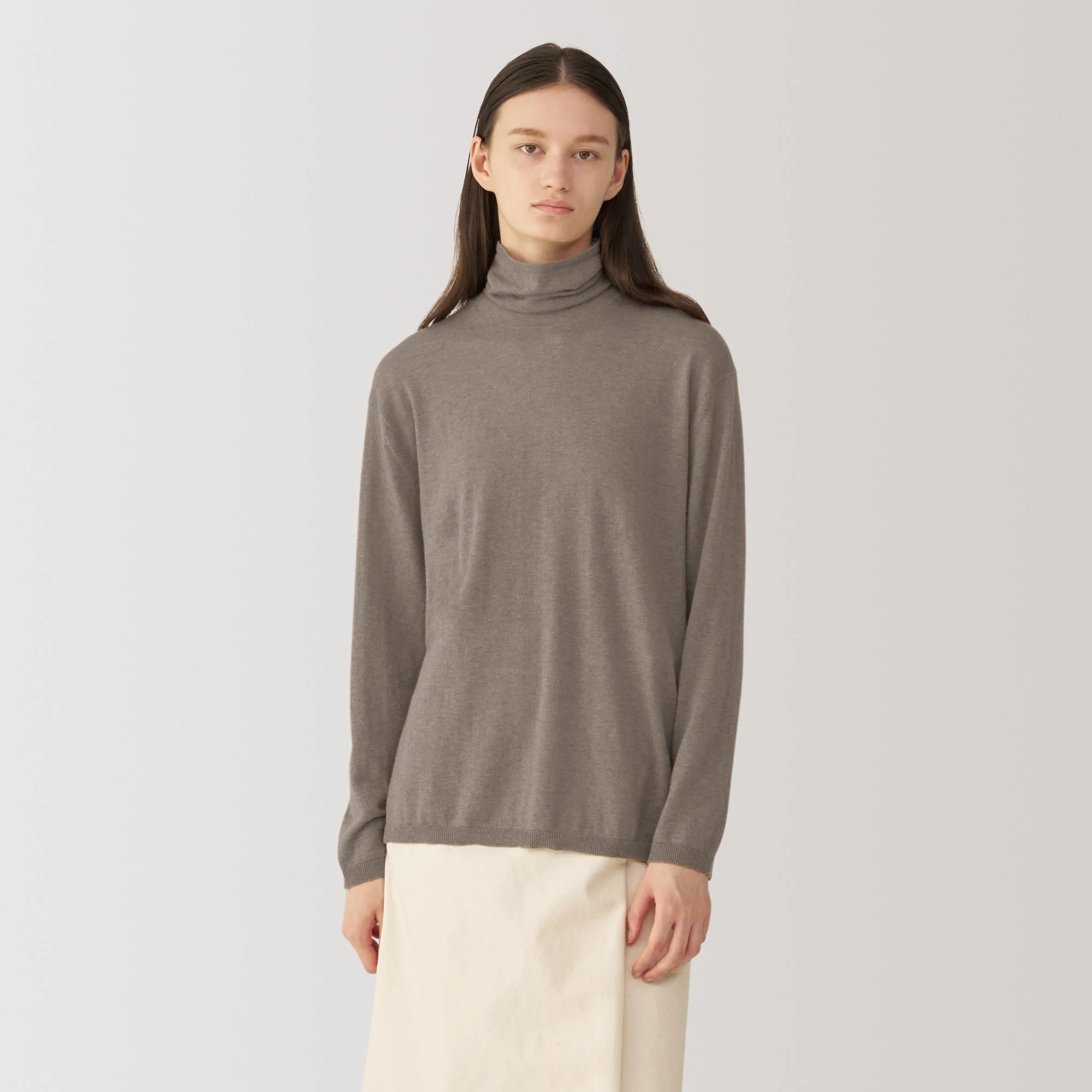 Labo Women's Natural Cashmere Turtleneck Sweater