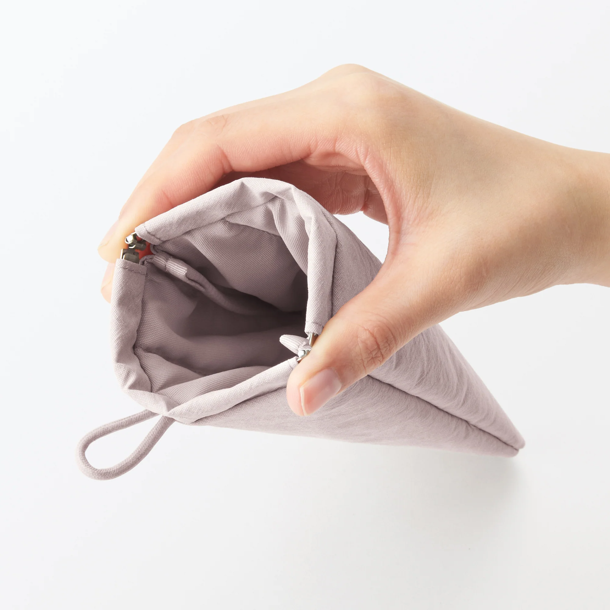 Wrinkled Nylon Self-Closing Flat Pouch - Medium - Image 11